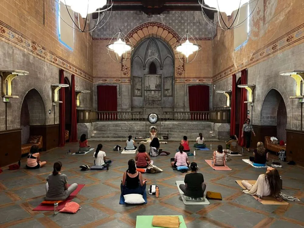 Gong sound therapy for large groups
