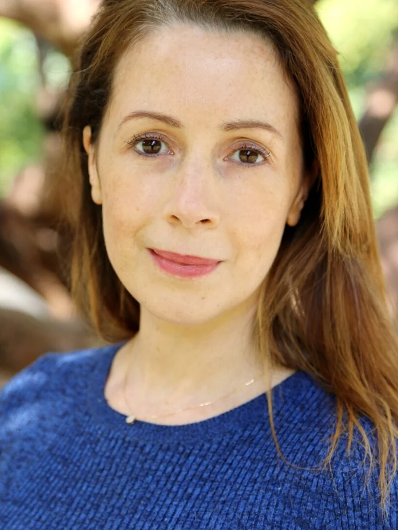 Portrait de Charlotte devant les branches d’un grand arbre